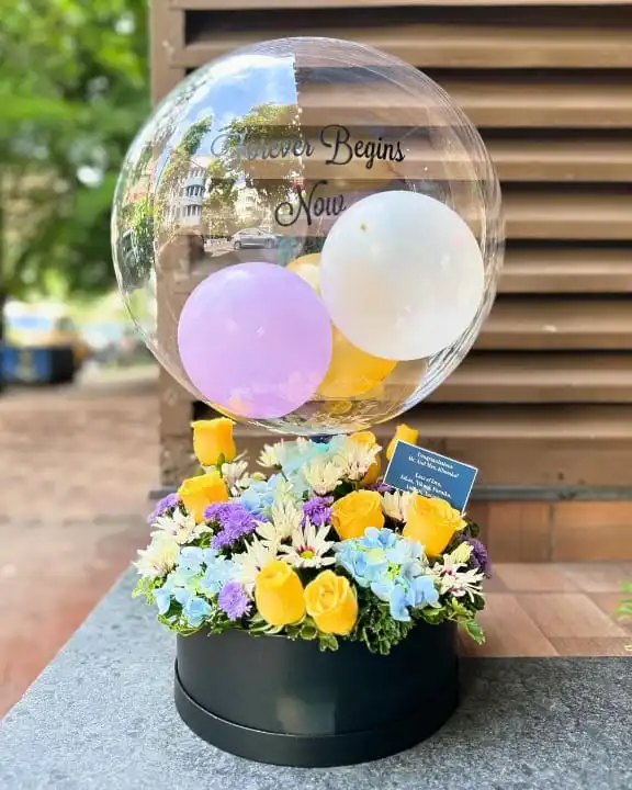 Custom Balloon & Fresh Flower Arrangement