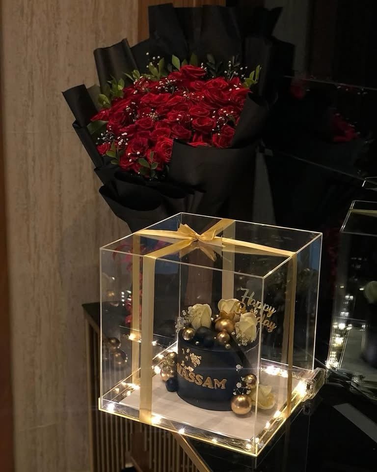 Premium box with Cake &amp; Flowers