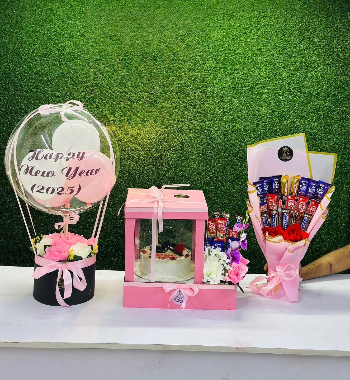 Happy New Year 2025 Premium Cake, Chocolate & Balloon Gift Set